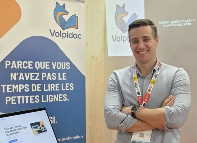 Julien Favereaux, fondateur de Volpidoc, lors d'un salon professionnel